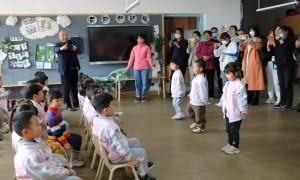 西安市鄠邑区第四幼儿园开展“春日相约赴暖阳，半日开放见成长”家长开放日活动