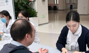 全国爱肝日 西安市红会医院开展义诊服务